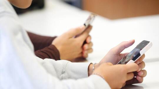 Ständiger Begleiter im Alltag: Viele Kinder und Jugendliche verbringen einen großen Teil ihrer Zeit am Smartphone – oft auch in Handy in der Schule