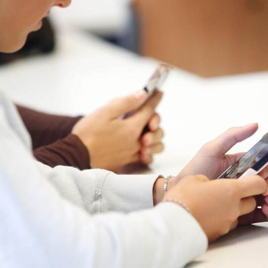 Ständiger Begleiter im Alltag: Viele Kinder und Jugendliche verbringen einen großen Teil ihrer Zeit am Smartphone – oft auch in Handy in der Schule
