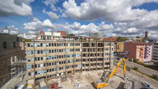 Noch steht das Gebäude. In etwa einem Monat soll vom alten Technischen Rathaus nicht mehr viel übrig sein. Philippen