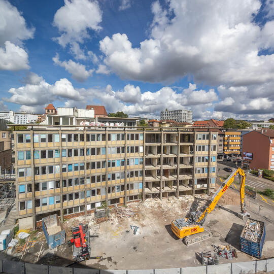 Noch steht das Gebäude. In etwa einem Monat soll vom alten Technischen Rathaus nicht mehr viel übrig sein. Philippen