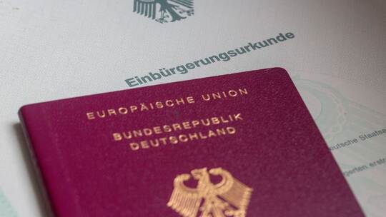 Einbürgerungsurkunde und Reisepass Einbürgerungsurkunde und Reisepass