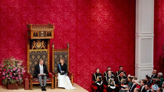 König hält eine Thronrede im Königlichen Theater König hält eine Thronrede im Königlichen Theater