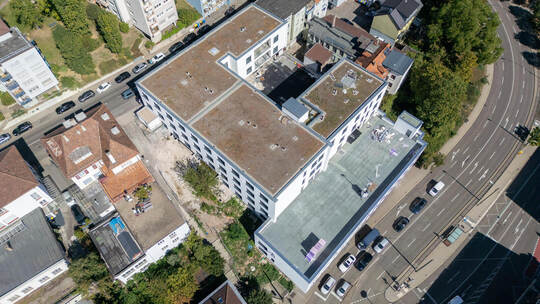 Nichts geht mehr: Verlassen und unfertig liegt das zu Wohnzwecken mit 109 Einheiten umgebaute Firmengebäude zwischen Lindenstraß Baustelle Lindenstraße 48