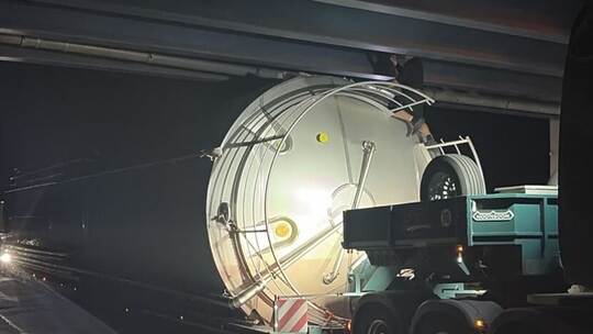 Transporter bleibt an Brücke hängen