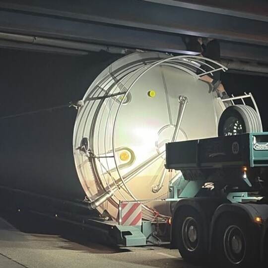 Transporter bleibt an Brücke hängen