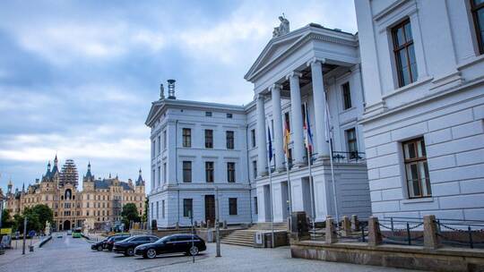 Staatskanzlei Schwerin und Schloss mit Sitz des Landtags Staatskanzlei Schwerin und Schloss mit Sitz des Landtags