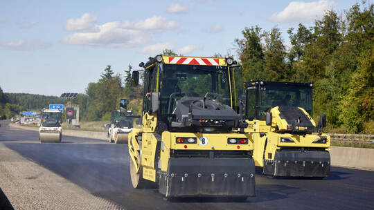 Neuer Asphalt für die A8: Mit zweiter Wochenendsperrung wird die Fahrbahn Richtung Stuttgart vom Knoten Wurmberg vollends bis zu Autobahn A8. Fahrbahndeckenerneuerung zwischen den Anschlussstellen Pforzheim-Süd und Heimsheim