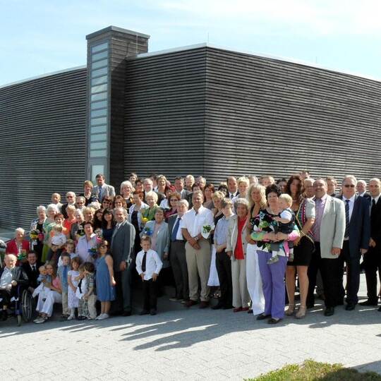 Wie eine große Familie sind die Gemeindeglieder der neuapostolischen Kirche Neulingen. Das zentrale Gotteshaus im Hintergrund, d
