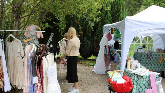 Zum Waldflohmarkt kommen am Sonntag zahlreiche Schatzsucher ans Forsthaus Rehmühle bei Bad Wildbad. Baum