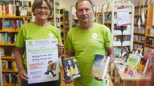 Monika Pawlitscha und Felix Ams gehören zum Leitungsteam der Bilfinger Gemeindebücherei und freuen sich auf den Bücherflohmarkt.