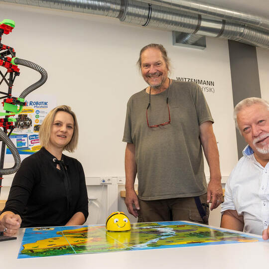 Mit der Roboterbiene Maja , die simpel programmiert werden kann, kommen am Tag der offenen Tür auch die Kleineren hier auf ihre