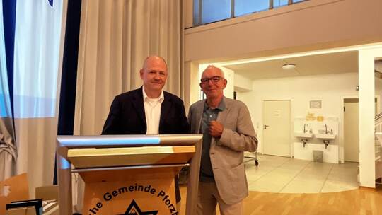 Historiker Christoph Mährlein (links), gemeinsam mit Obermeister Kai Adam von den Löblichen Singern, beeindruckt mit seinem Vort