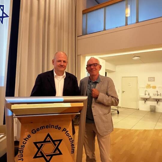 Historiker Christoph Mährlein (links), gemeinsam mit Obermeister Kai Adam von den Löblichen Singern, beeindruckt mit seinem Vort