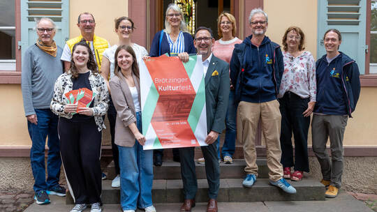 Jessica Kumm Börsig, Leiterin des Veranstaltungsmanagements, und Tobias Volle präsentieren gemeinsam mit Akteuren und Kulturamts