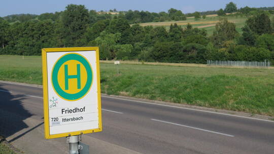 Auf der grünen Wiese gegenüber vom Friedhof könnte am Ortseingang von Weiler ein großer Supermarkt entstehen. Doch es gibt Wider