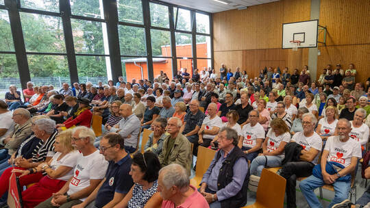 300 Gäste kommen in die Mehrzweckhalle Weiler zur Sondersitzung in Sachen Bürgerentscheid. Foto: Röhr