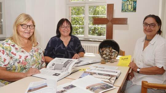 Ingrid Hanser, Angelika Ade und die ehemalige Pfarrerin Gertrud Diekmeyer (von links) gehören von Anfang an zu den Ehrenamtliche