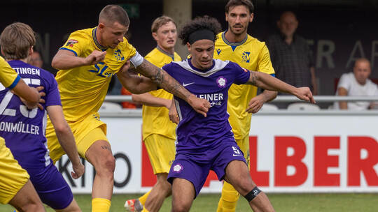 Der FC Nöttingen mit Luca Campanile (in Lila) braucht endlich einen Sieg. Foto: Ralf Becker
