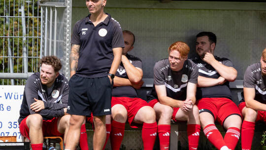 Ölbronn-Dürrn-Trainer Patrick Schwalbe (stehend) mit seinen Jungs. Foto: Ralf Becker