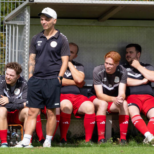 Ölbronn-Dürrn-Trainer Patrick Schwalbe (stehend) mit seinen Jungs. Foto: Ralf Becker