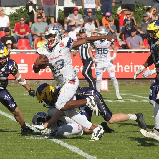 Mit breiter Brust gehen die Wilddogs um Quarterback Drequan Harris (Mitte) ins Play-off-Halbfinale gegen Dresden. Foto: Jürgen K