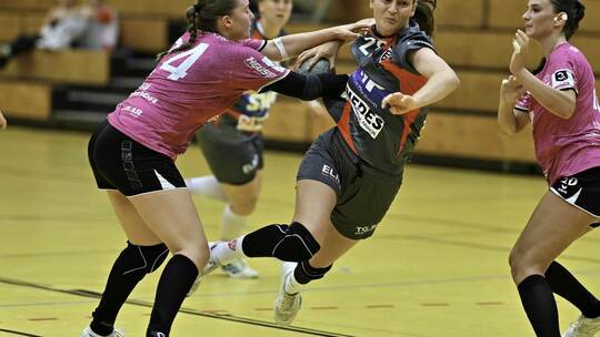 Marlis Mader (rechts) von der TG 88 Pforzheim spielte beim Ligastart stark auf. Foto: Peter Hennrich
