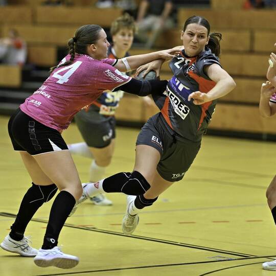Marlis Mader (rechts) von der TG 88 Pforzheim spielte beim Ligastart stark auf. Foto: Peter Hennrich
