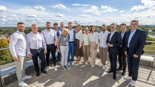 Erfolgreiches Geschäftsmodell und ein starkes Team: WIKA-Firmenchef Marc Bun (Mitte) mit seiner Mutter Gaby Bun (links), den Füh