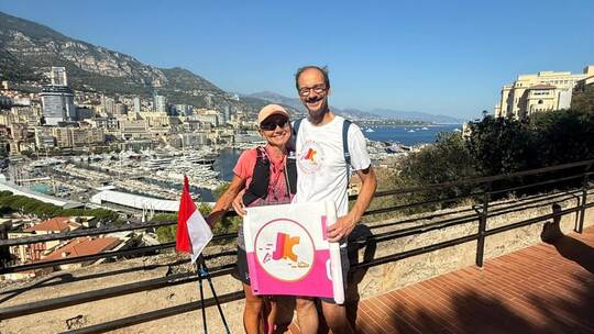 Geschafft: Jola Ketterer wird von ihrem Ehemann Michael Ketterer in Monaco empfangen. Nach 50 strapaziösen Tagen, die sie dennoc