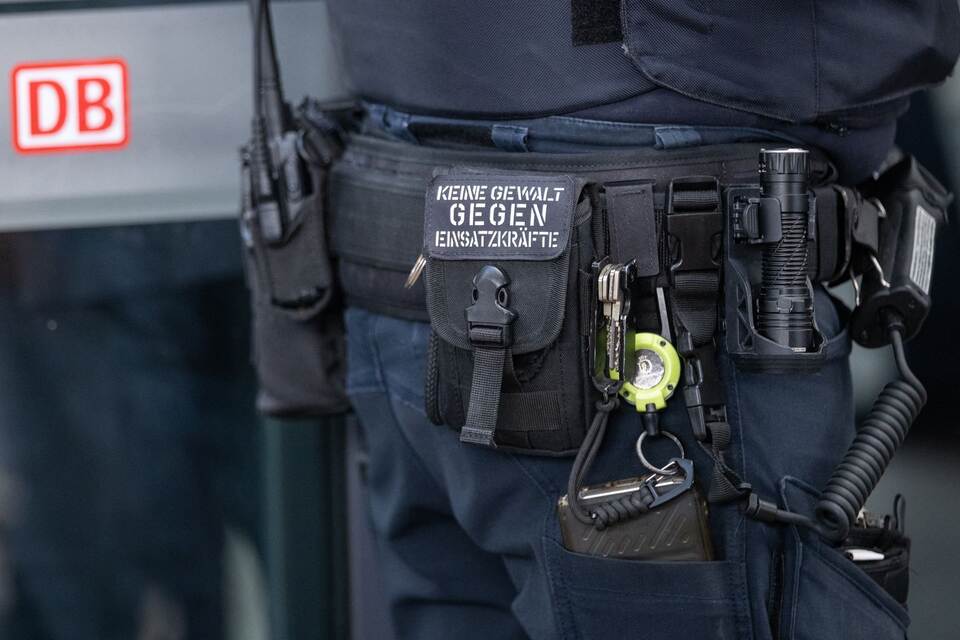 Enthüllung einer Gedenktafel für einen gestorbenen Zugbegleiter Enthüllung einer Gedenktafel für einen gestorbenen Zugbegleiter