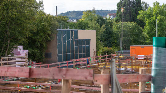 Die Baustelle für die neue Ingeborg-Herrmann-Schule lässt das Wichernhaus an der Westlichen klein erscheinen. Wichernhaus Baustelle Westliche