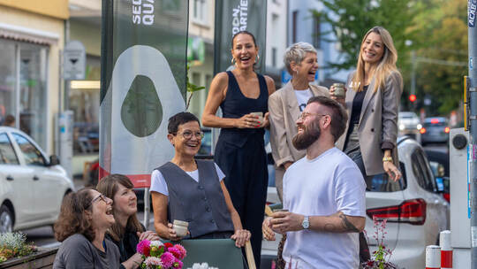 Einige der zahlreichen gut gelaunten Geschäftsleute, die den Sedan-Bummlern einen vergnüglichen Start in den Herbst bereiten wol