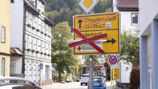 Und welche Straßen sind noch befahrbar? Die durchgestrichenen Fahrtziele lassen keinen Platz mehr für Umleitungshinweise. Gesehe