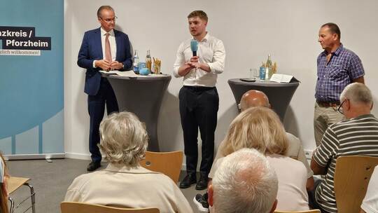 Gunter Krichbaum (links) und Nico Gunzelmann (Mitte) stellten sich am Donnerstagabend den Fragen von rund 40 Besuchern. Georg Ko