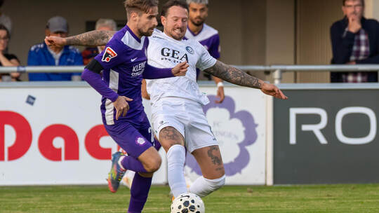 Der FC Nöttingen (links Jannis Rabold) unterliegt Aufsteiger Young Boys Reutlingen (rechts Moritz Kuhn). Ralf Becker