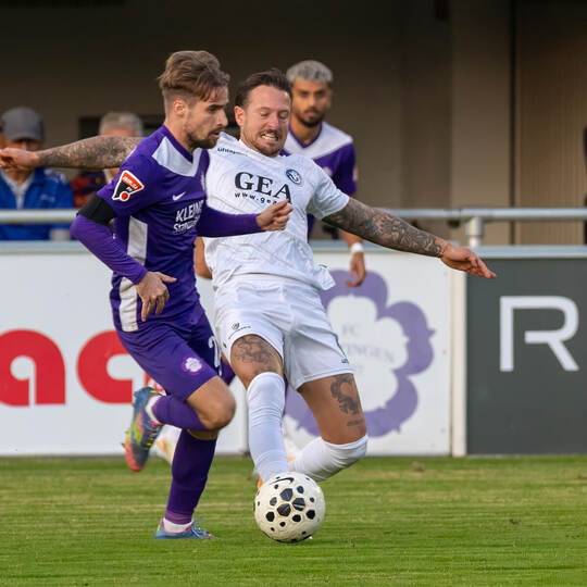 Der FC Nöttingen (links Jannis Rabold) unterliegt Aufsteiger Young Boys Reutlingen (rechts Moritz Kuhn). Ralf Becker