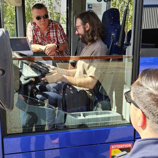 Wer selbst einmal am Steuer eines Omnibusses Platz nehmen wollte, durfte unter der Anleitung von Falko Noack auch eine Runde übe