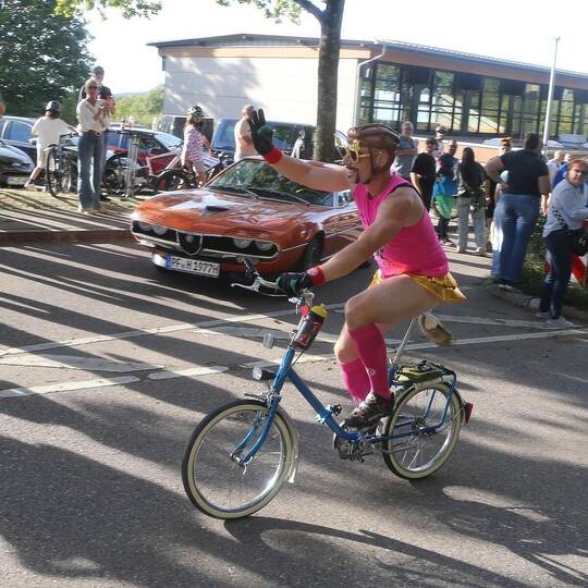 Ohne Kostüm und Originalklapprad gibt es hier keinen Zeitvorsprung. Also rein ins Kostüm, Perücke auf, Fuchsschwanz ans Rad und