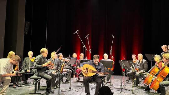 Junges Podium Weltmusik: Kameramann Nils Fink (links) filmt Bakr Khleifi, Solist an der Oud (Mitte), einem arabischen Vorläufer