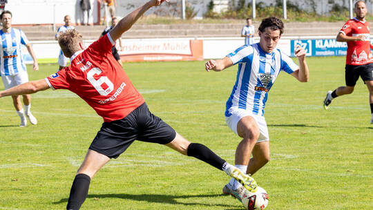 Ein Bein gestellt hat die TSG Balingen mit Bastian Maier (vorne links) den CfR-Kickern um Marko Pilic (rechts). Das Heimspiel in