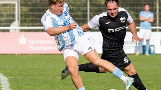 Alexander Mironow (links), Torschütze für Ispringen beim 4:2 gegen den FC Kieselbronn, behauptet sich am Ball. Becker
