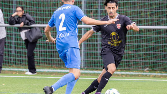 Kickers-Spieler Marios Xenitidis (rechts) umkurvt Gegenspieler Jannik Ochner, der mit Coschwa II den Pforzheimern deutlich unter