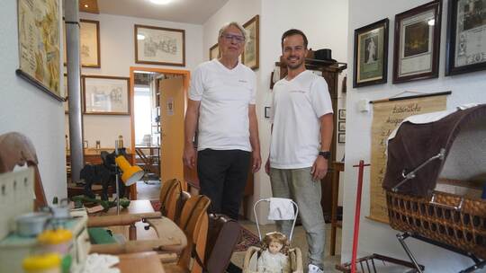 Museums-Initiator Andreas Überschaer (links) und Bürgermeister Sascha-Felipe Hottinger stehen in einem Raum des neuen Heimatmuse
