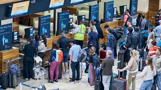 Flughafen BER mit wartenden Fluggästen Flughafen BER mit wartenden Fluggästen