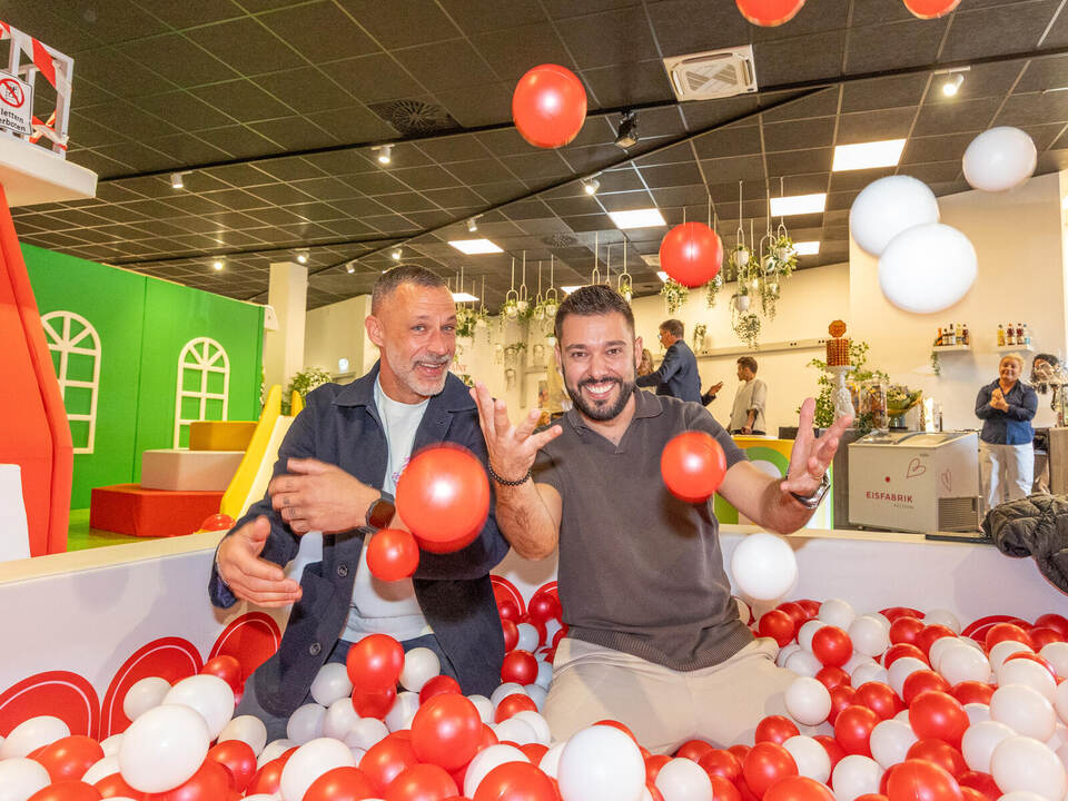 Sie freuen sich über die offizielle Eröffnung der Spielstadt auf der Wilferdinger Höhe: Maximilian Vollmer (rechts) und Philipp Eröffnung Spielstadt