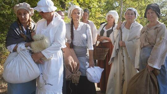 Im Film nehmen die Frauen all ihr Hab und Gut mit. Nach einem beschwerlichen Marsch auf der Flucht vor den französischen Truppen