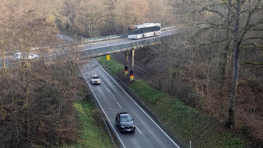 Die bestehende Brücke bei Maulbronn-West darf von Fahrzeugen über 7,5 Tonnen nicht mehr befahren werden. Der Schwerverkehr wird