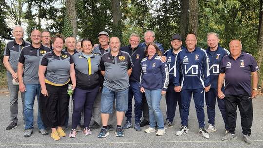 Die Petanque-Mannschaften FIT & FUN Niefern (links) sowie der deutsche Meister BC Achern (rechts).Foto: Fit&Fun Niefern