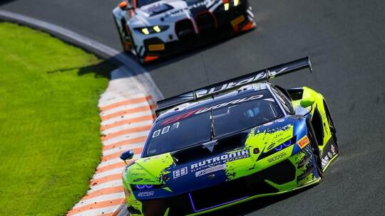 Platz sieben belegte Rutronik Racing (vorne) am Sonntag in Zandvoort. Foto: Gruppe C Photography/Rutronik Racing