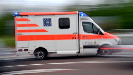 Krankenwagen fährt mit Blaulicht Krankenwagen fährt mit Blaulicht